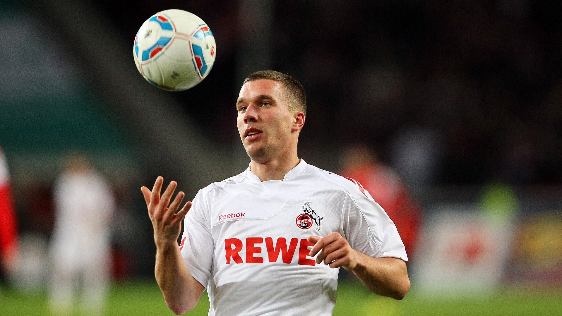 电子竞技：虚拟足球比赛的快速崛起，电子竞技的虚拟性